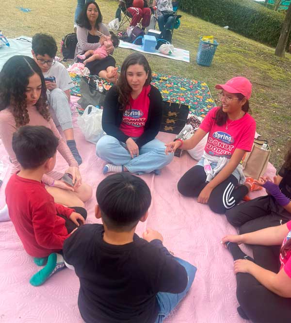Alunos da Spring School acampando no Akashi Park e celebrando a Hanami.