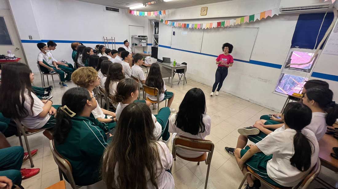 Teacher Vick dando aula para sua turma da Spring School.