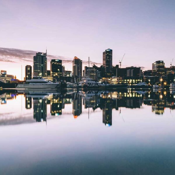 Paisagem com a cidade de Auckland da Nova Zelândia de fundo ao entardecer.