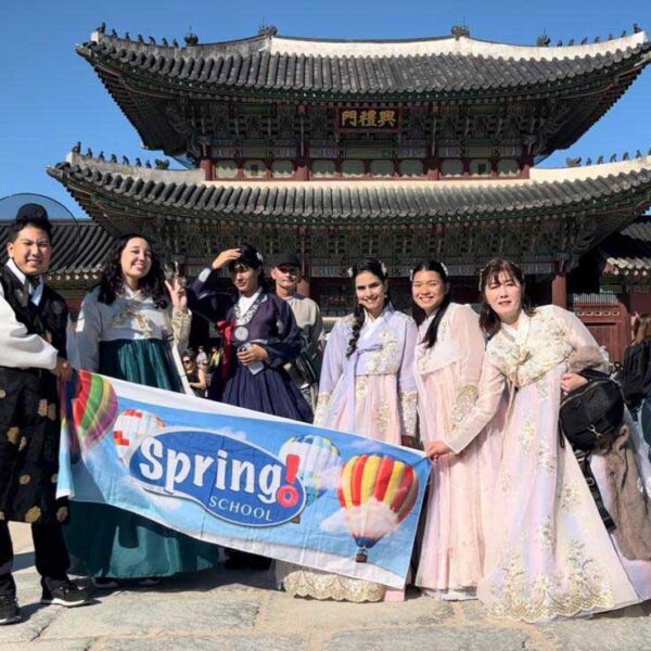 Alunos da Spring School pousando para a foto em Seul na Coréia do Sul.