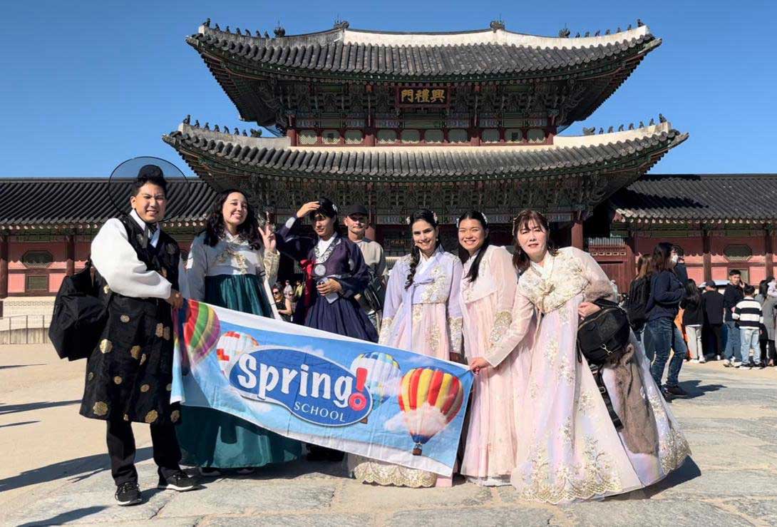 Alunos da Spring School pousando para a foto em Seul na Coréia do Sul.