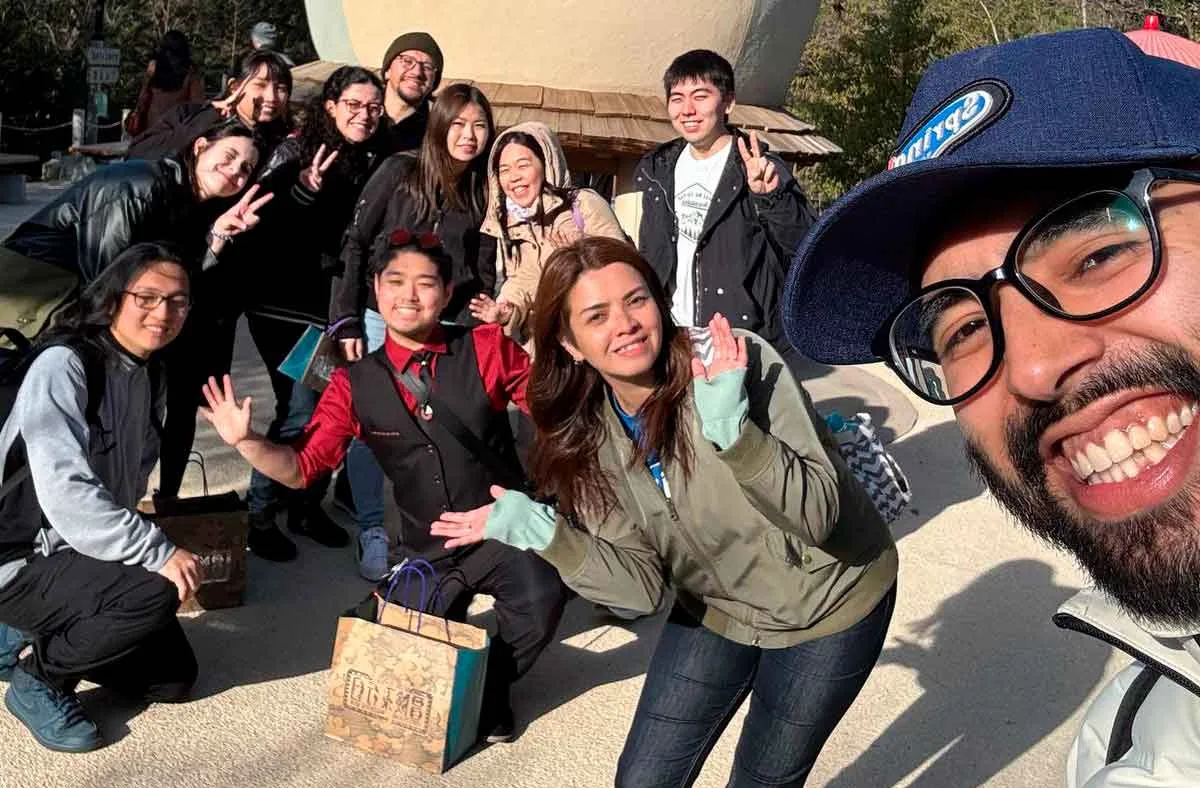 Alunos e professores da Spring School pousando juntos para a foto no Ghibli Park.