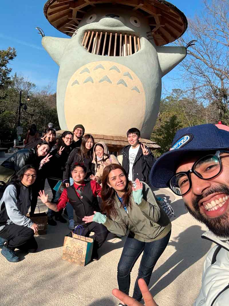 Alunos e professores da Spring School pousando juntos para a foto no Ghibli Park.