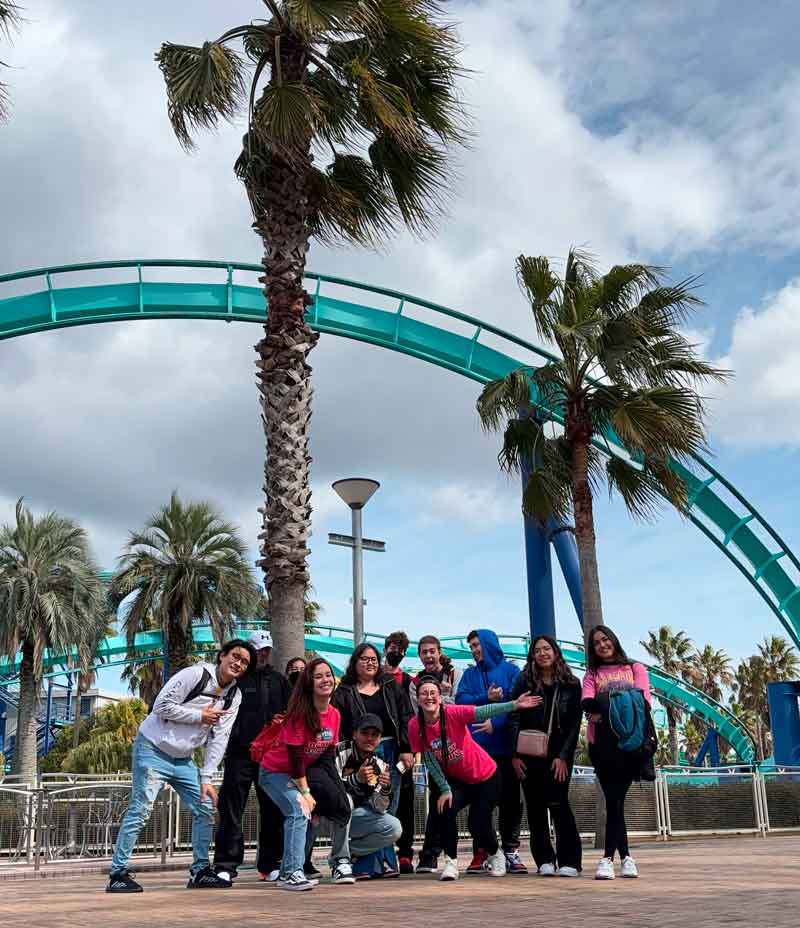 Alunos e Professores da Spring School Escola de Idiomas pousando para a foto no Nagashima Park à frente da montanha russa.