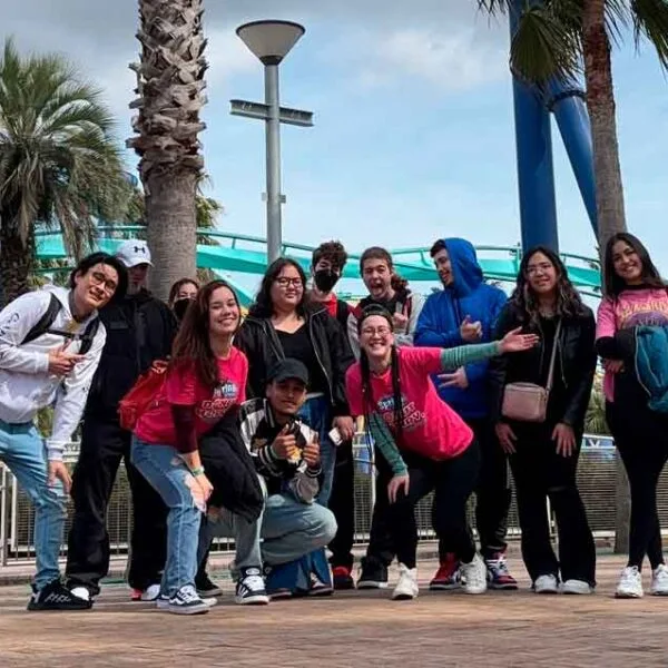 Alunos e Professores da Spring School Escola de Idiomas pousando para a foto no Nagashima Park.