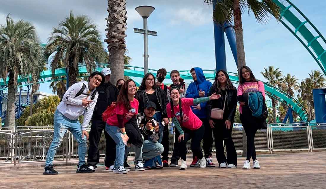 Alunos e Professores da Spring School Escola de Idiomas pousando para a foto no Nagashima Park.